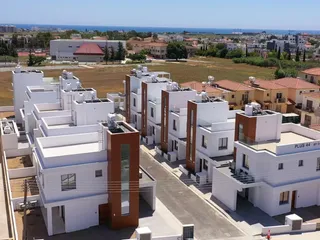 Plus 44 в городе Ларнаке