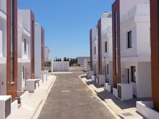 Plus 44 в городе Ларнаке