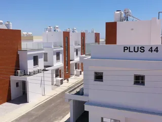 Plus 44 в городе Ларнаке