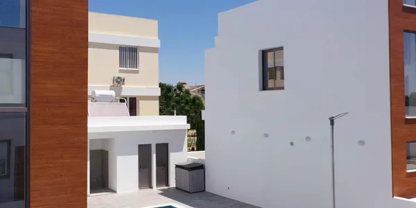 Plus 44 в городе Ларнаке