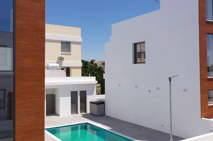 Plus 44 в городе Ларнаке