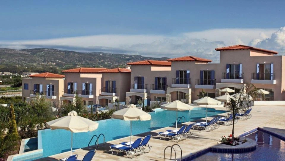 Комплекс таунхаусов с бассейнами и зеленой зоной, Пафос, Кипр