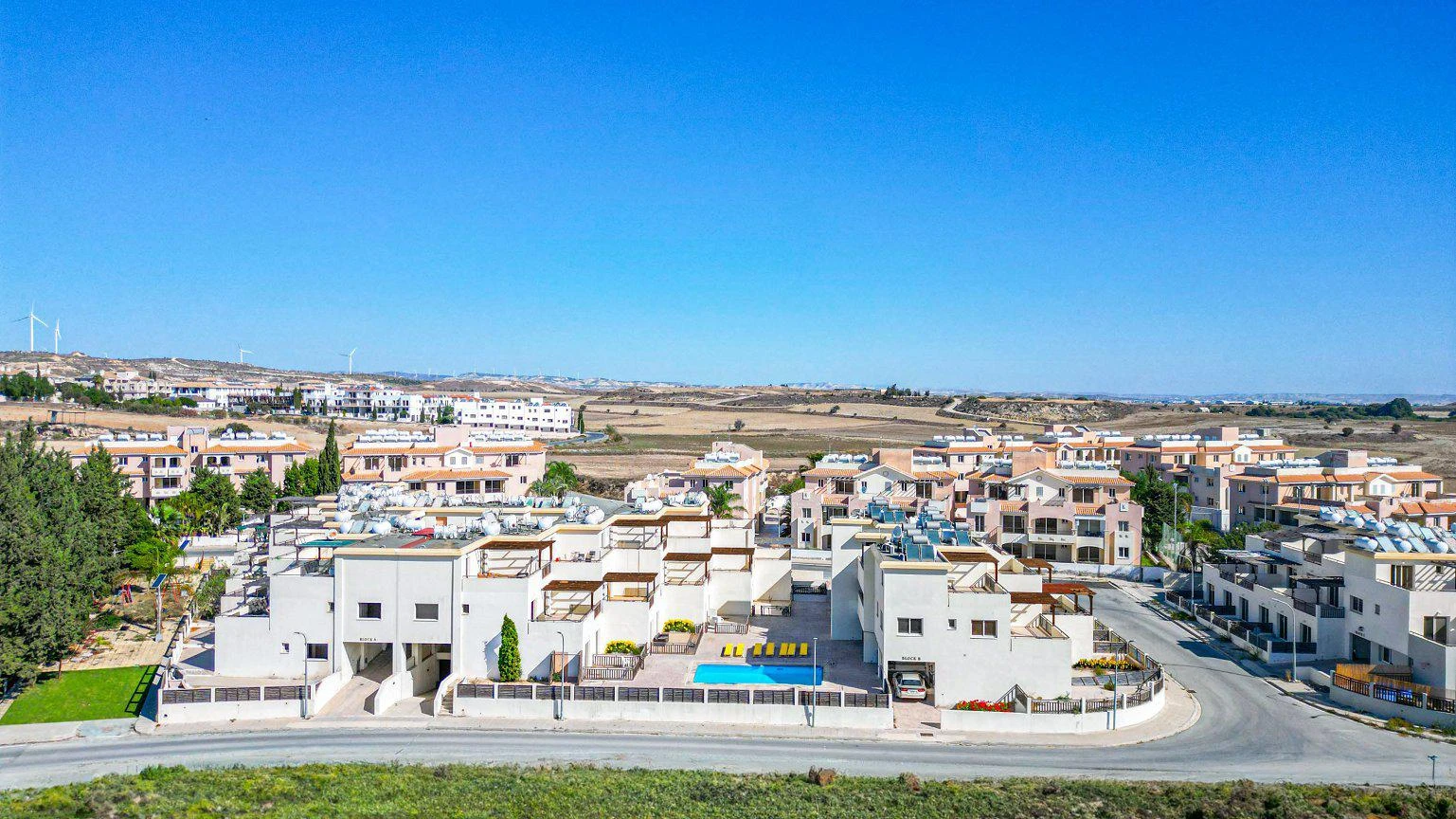 Отремонтированная резиденция с бассейном рядом с пляжами, Ларнака, Кипр Отремонтированная резиденция с бассейном рядом с пляжами, Ларнака, Кипр