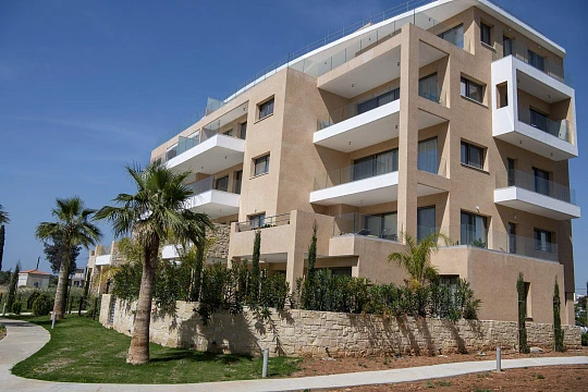 Закрытая резиденция с бассейнами и садами рядом с побережьем и гольф-клубом, Лимассол, Кипр