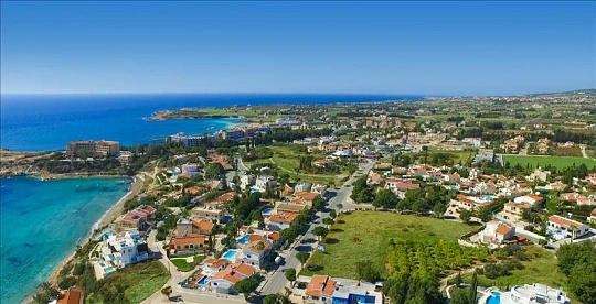 Резиденция с бассейном рядом с морем, Коралловый залив, Кипр